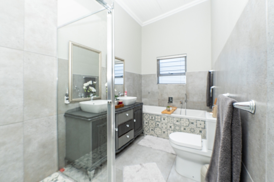 5 Bedroom Property for Sale in Myburgh Park Western Cape